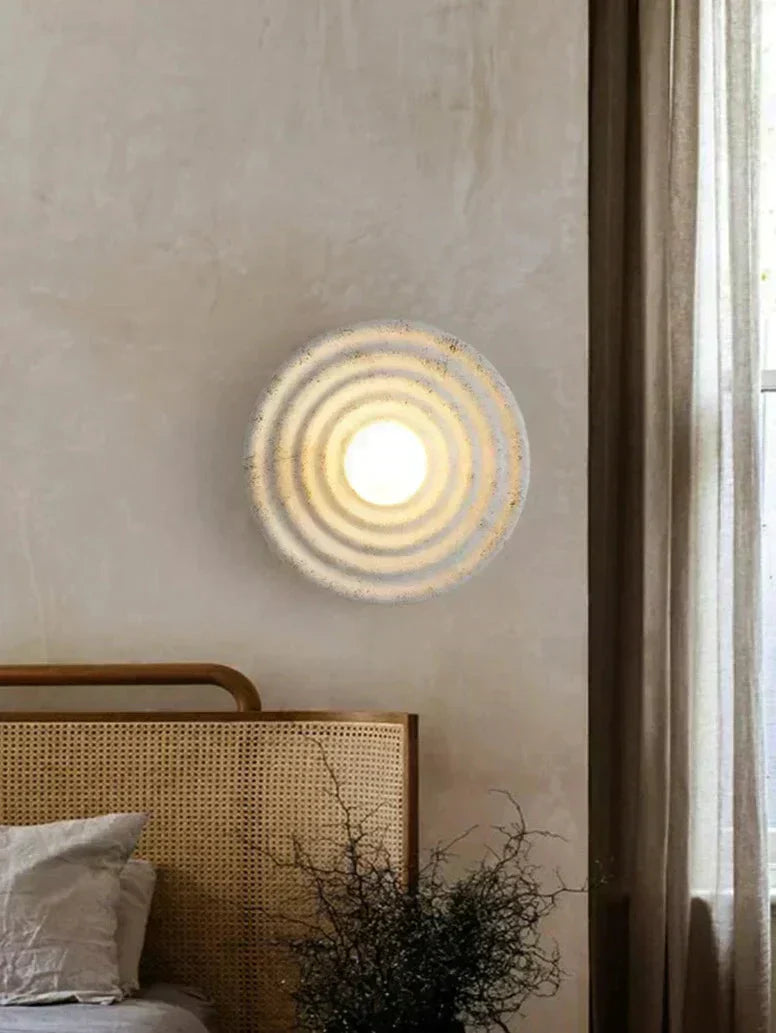 Aurelle vegglampe LED opp og ned perforert resin- og jernkonstruksjon