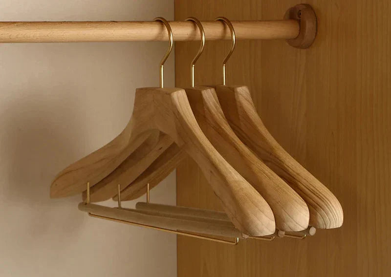Aurora breite Schulter Kleiderbügel aus Holz – Premium-Kampferholz Anzug- und Mantelorganizer (2er-Set)