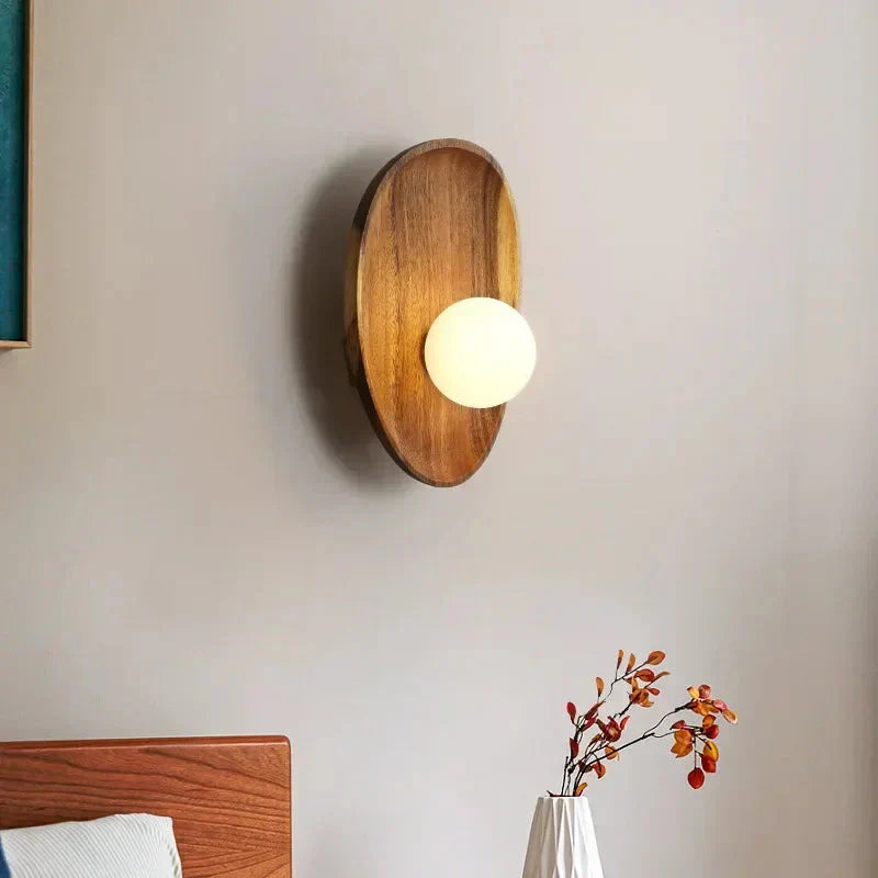 Kirrea Tre vegglampe med frostet glass og LED opp- og nedlys