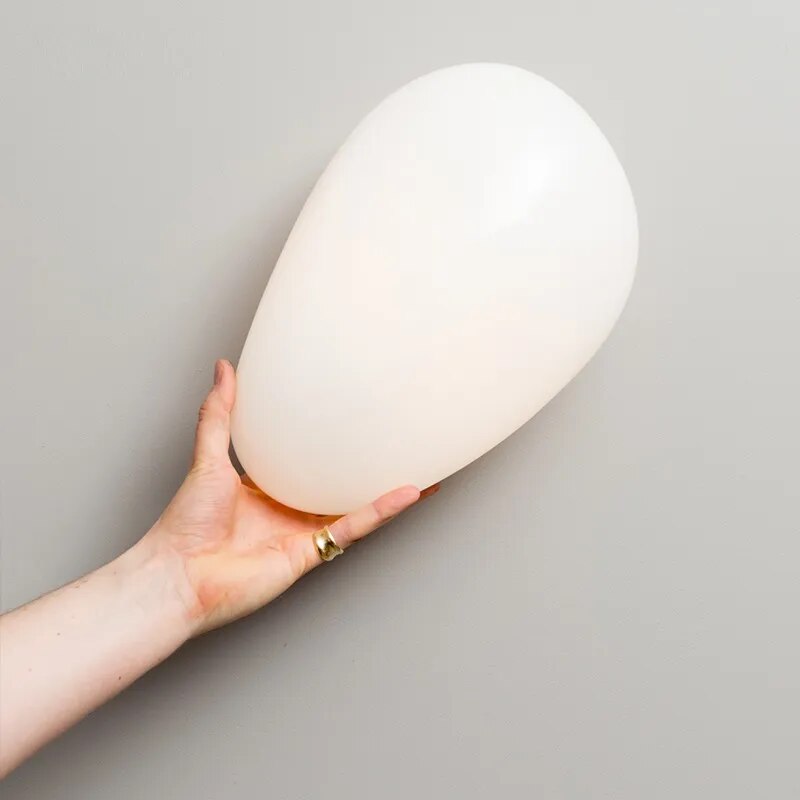 Lirena Farget Glass Vegglampe med Akryl Detaljer
