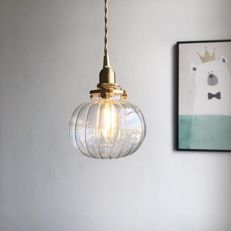 Liora glasskule hengelampe med børstet messing lampeholder og vintage nyanser