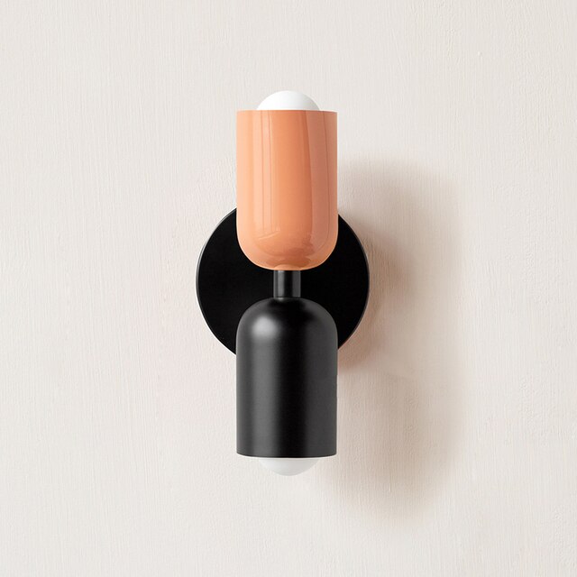 Cream LED vegglampe med to justerbare hoder og energisparing fra LumaNova