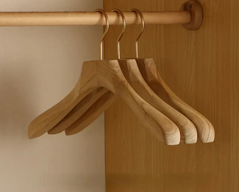Aurora breite Schulter Kleiderbügel aus Holz – Premium-Kampferholz Anzug- und Mantelorganizer (2er-Set)