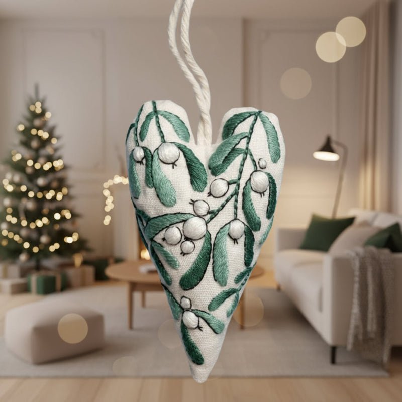 StitchCraft gør-det-selv broderisæt til hjerteformede julepynt, begyndervenligt
