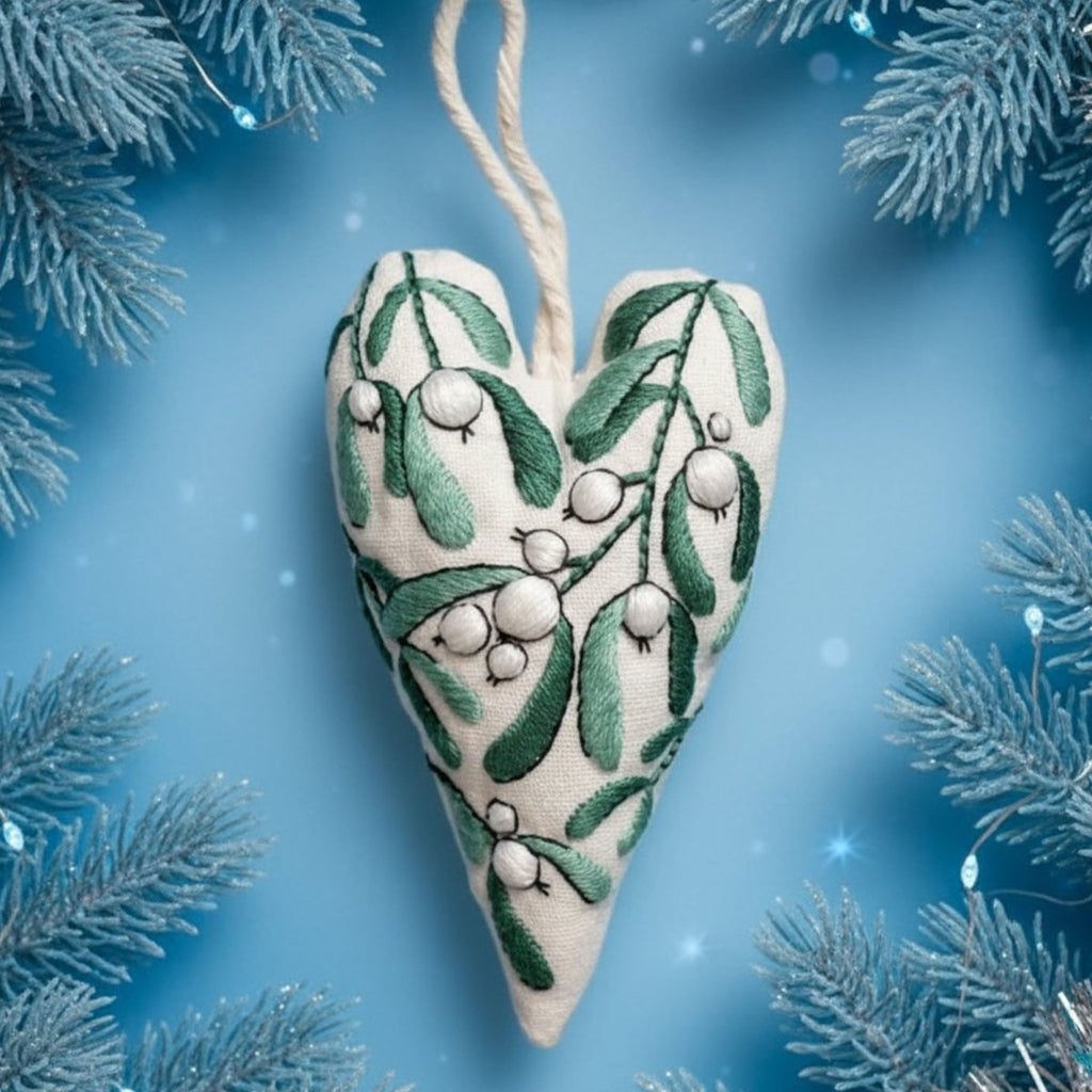 StitchCraft gør-det-selv broderisæt til hjerteformede julepynt, begyndervenligt
