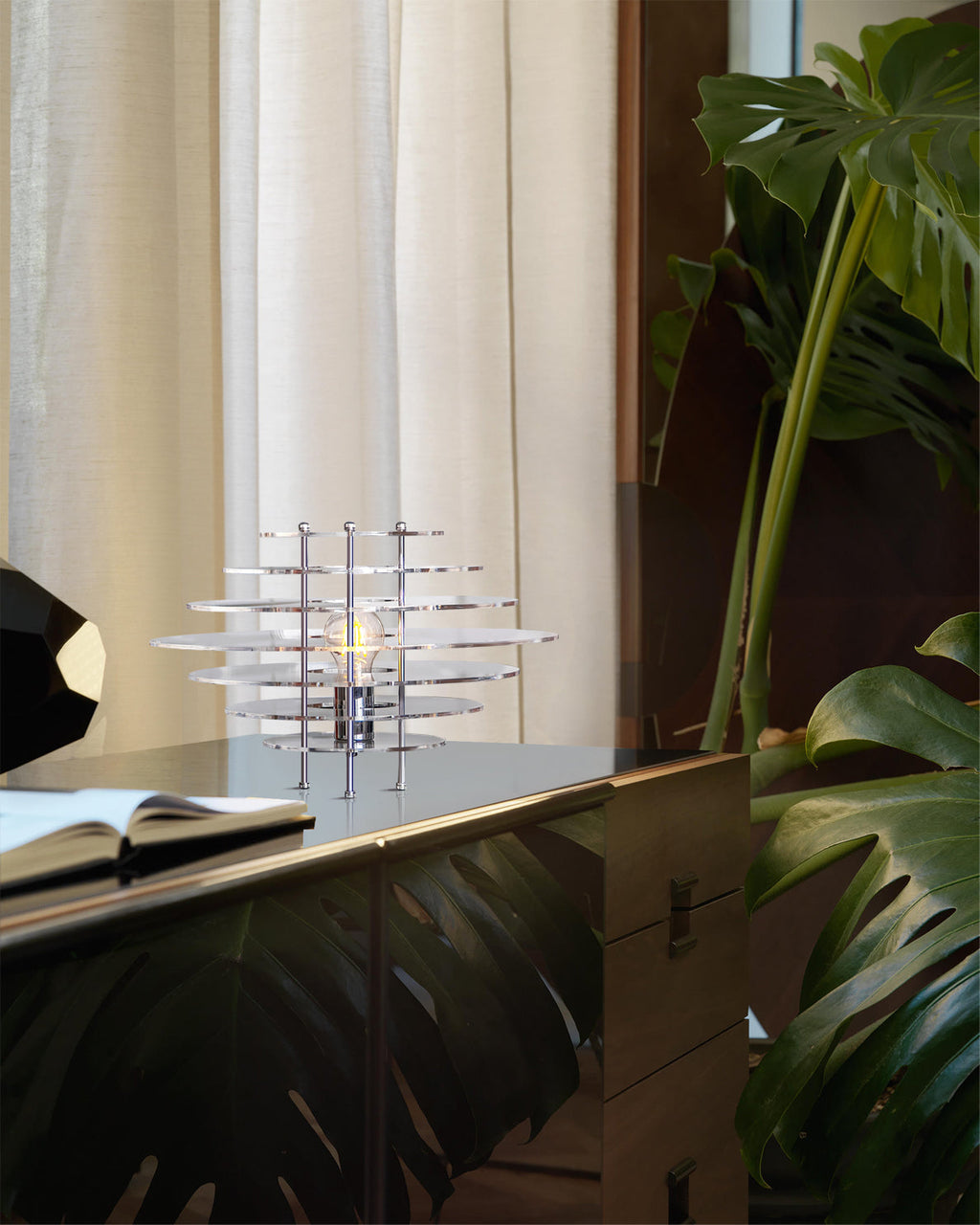 Lunaris | Chrome skrivebordslampe med moderne metal og akryl