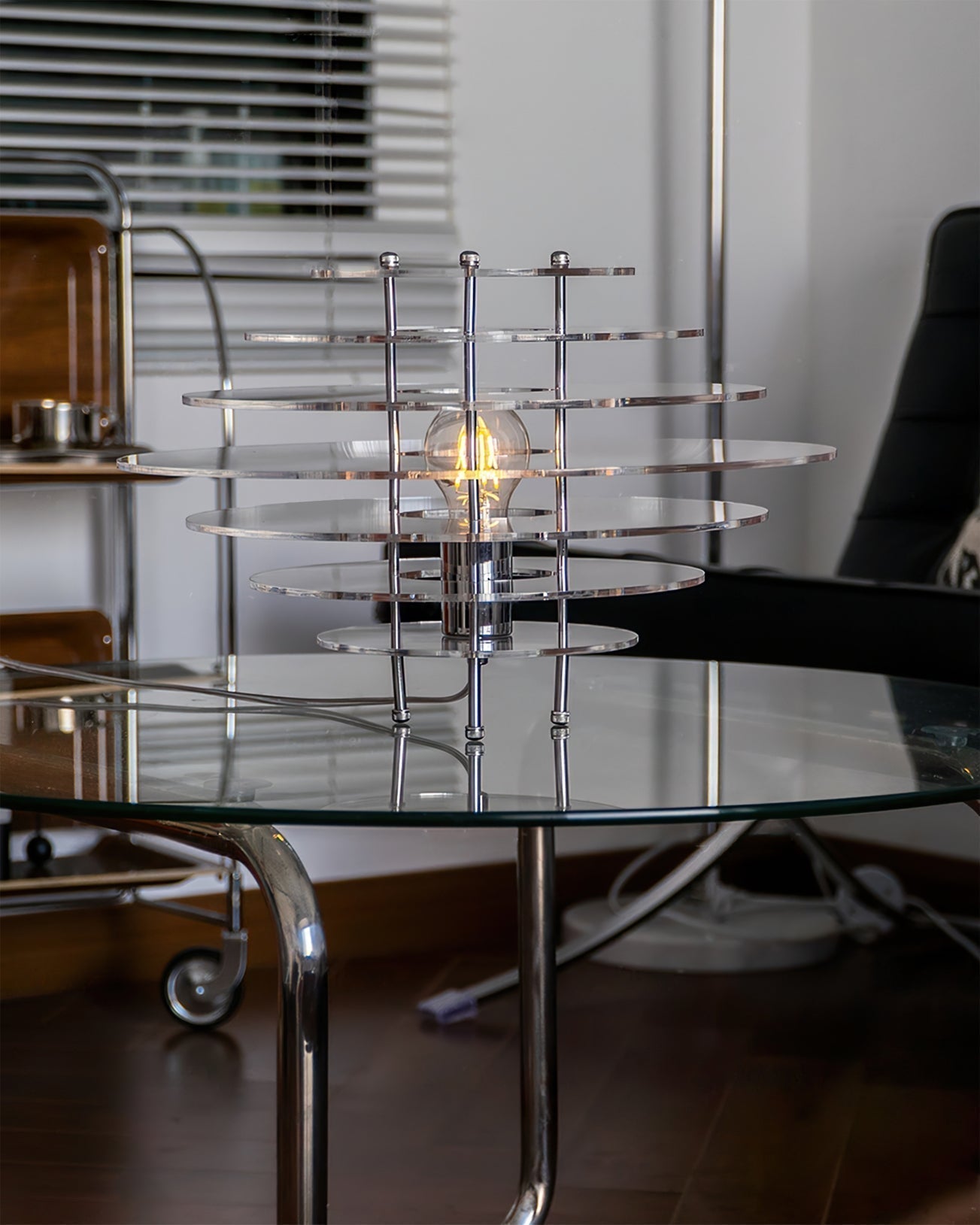 Lunaris | Chrome skrivebordslampe med moderne metal og akryl