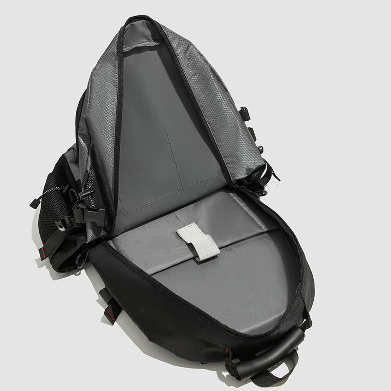 תיק יום עמיד למים HIKENZO בנפח 20-35 ליטר עם אחסון לטיולים