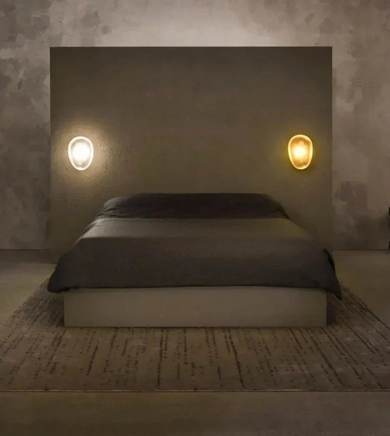 Lirena Farget Glass Vegglampe med Akryl Detaljer