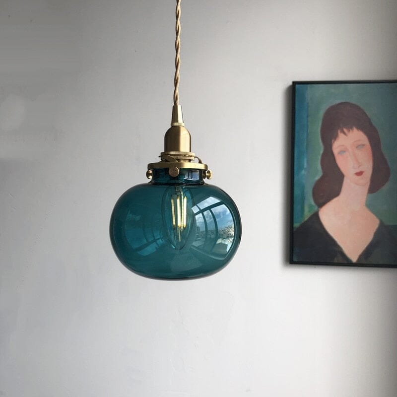 Liora glasskule hengelampe med børstet messing lampeholder og vintage nyanser