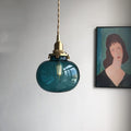 Liora glasskule hengelampe med børstet messing lampeholder og vintage nyanser