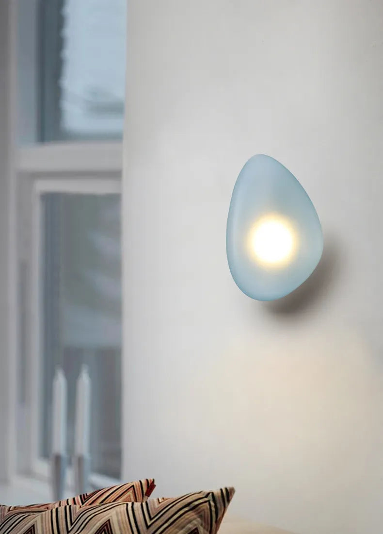 Lirena Farget Glass Vegglampe med Akryl Detaljer