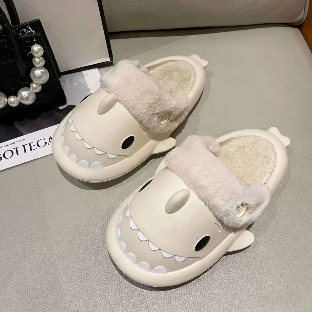 Pantofole a Forma di Squalo FinNest per Calore Accogliente a Casa Questo Inverno, Divertenti