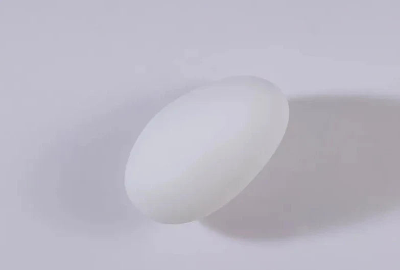 Lirena Farget Glass Vegglampe med Akryl Detaljer