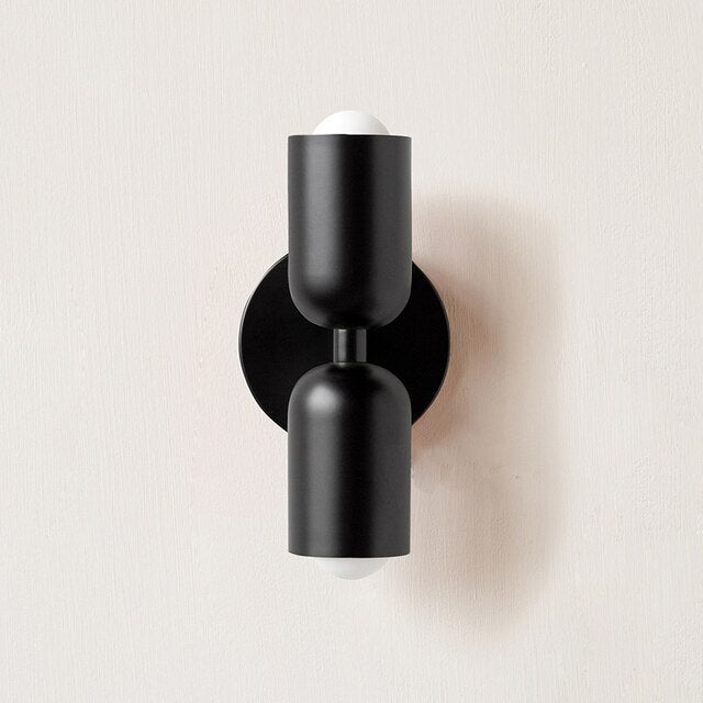 Cream LED vegglampe med to justerbare hoder og energisparing fra LumaNova
