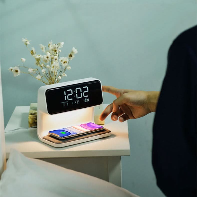 LumaNova Klar LCD Vekkerklokke med Dimbar Nattbordslampe og Trådløs Rask Lading