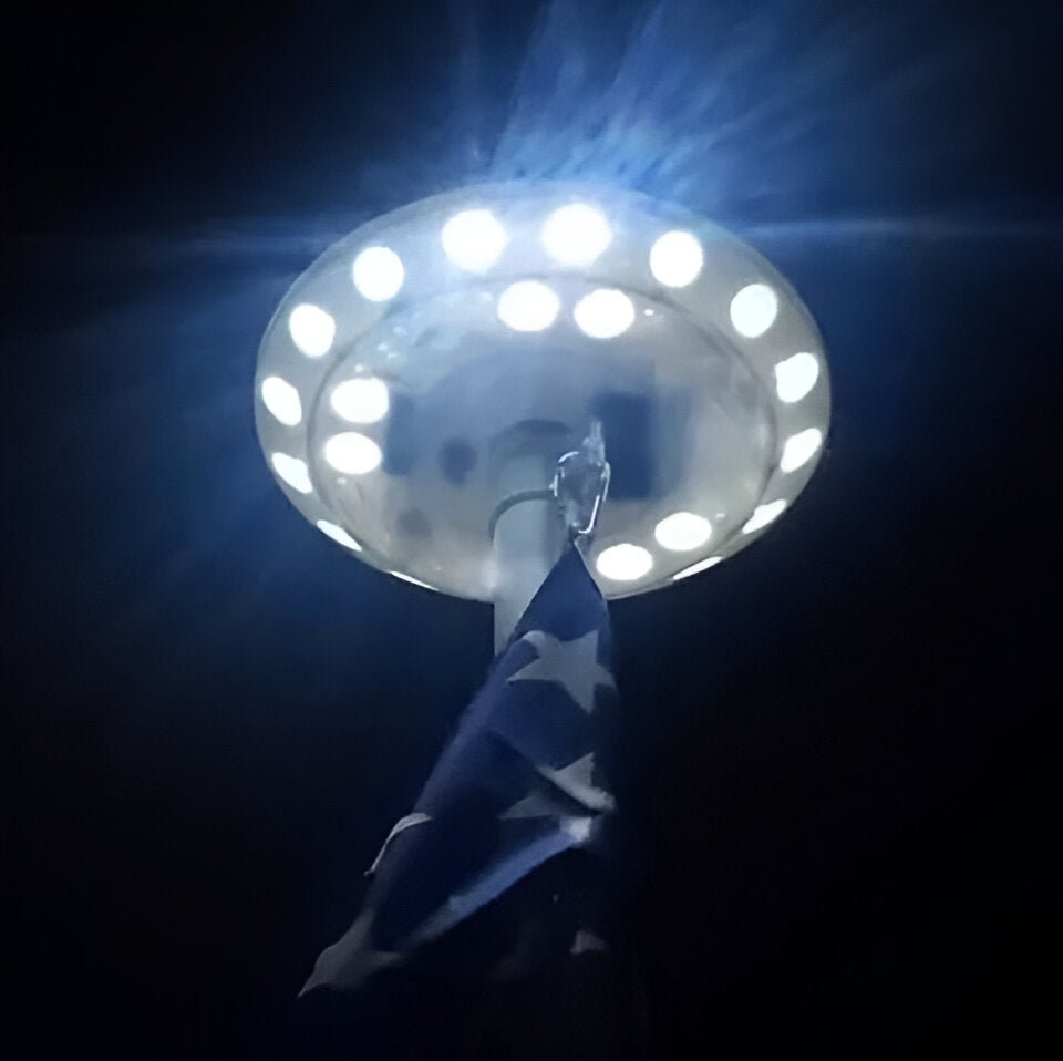 פנס דגל סולארי אוטומטי של FLAGGLOW לתצוגת לילה