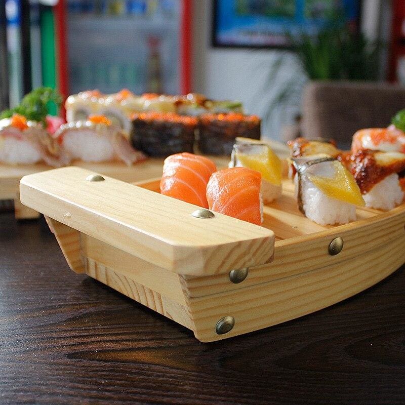 Japansk stil sushi-båd lavet af miljøvenligt træ, tre størrelsesmuligheder til autentisk spisning.
