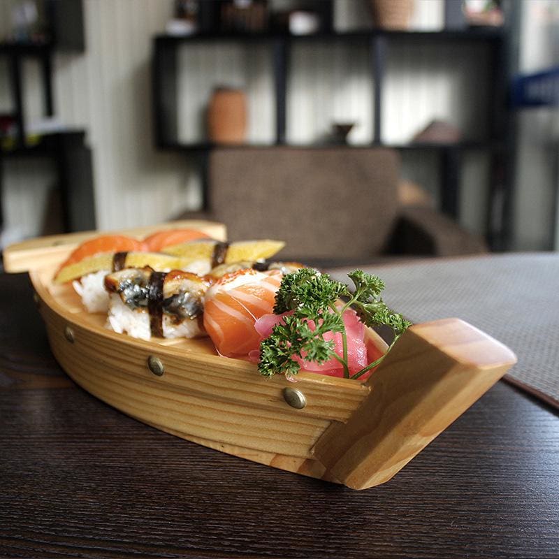 Japansk stil sushi-båd lavet af miljøvenligt træ, tre størrelsesmuligheder til autentisk spisning.