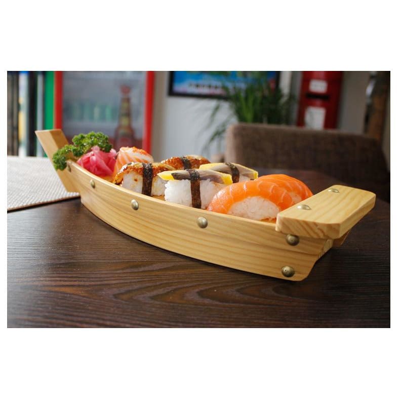 Japansk stil sushi-båd lavet af miljøvenligt træ, tre størrelsesmuligheder til autentisk spisning.