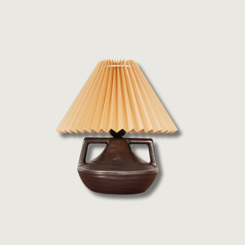 LumaNora Bordlampe med Plissert Skjerm og Varm Glød