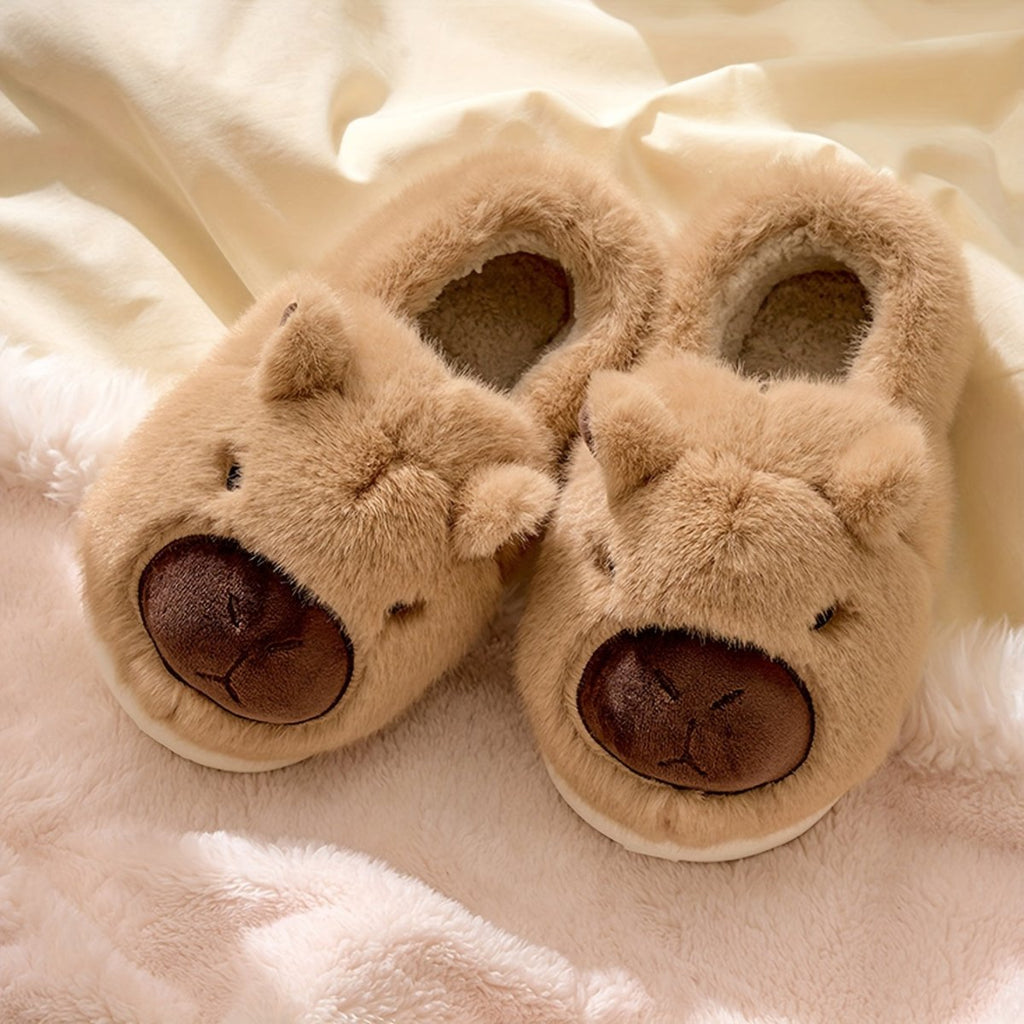 SnugPaws Capybara plyssutsko med behagelig pasform og skridsikker sål til hjemmets komfort