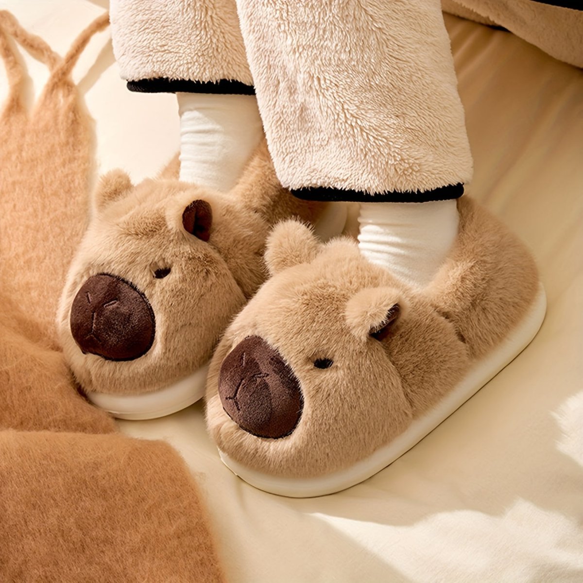 SnugPaws Capybara plyssutsko med behagelig pasform og skridsikker sål til hjemmets komfort