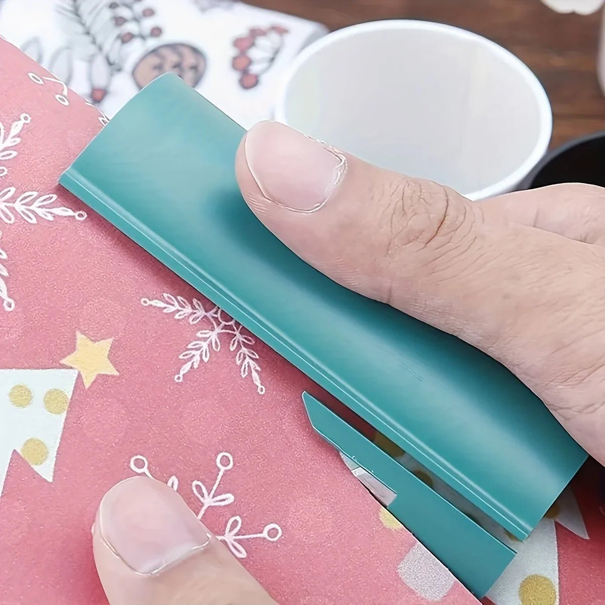 NovaTrim mini řezačka papíru s ochrannou čepelí pro bezpečné balení dárků