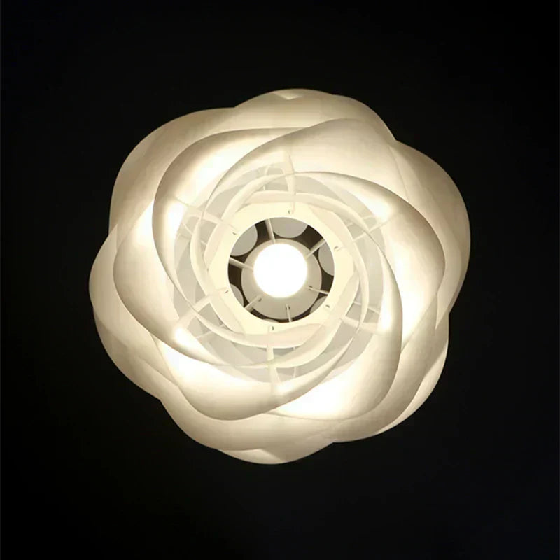 AuroraFlora Glasblüten-Deckenlampe mit rosenkranzinspirierter floraler Leuchtkraft