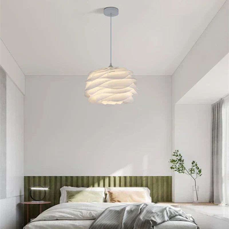 AuroraFlora Glasblüten-Deckenlampe mit rosenkranzinspirierter floraler Leuchtkraft
