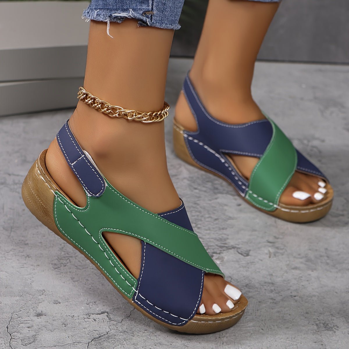 Lightweight Hiking Sandals For Women With Adjustable Straps And Various Sizes