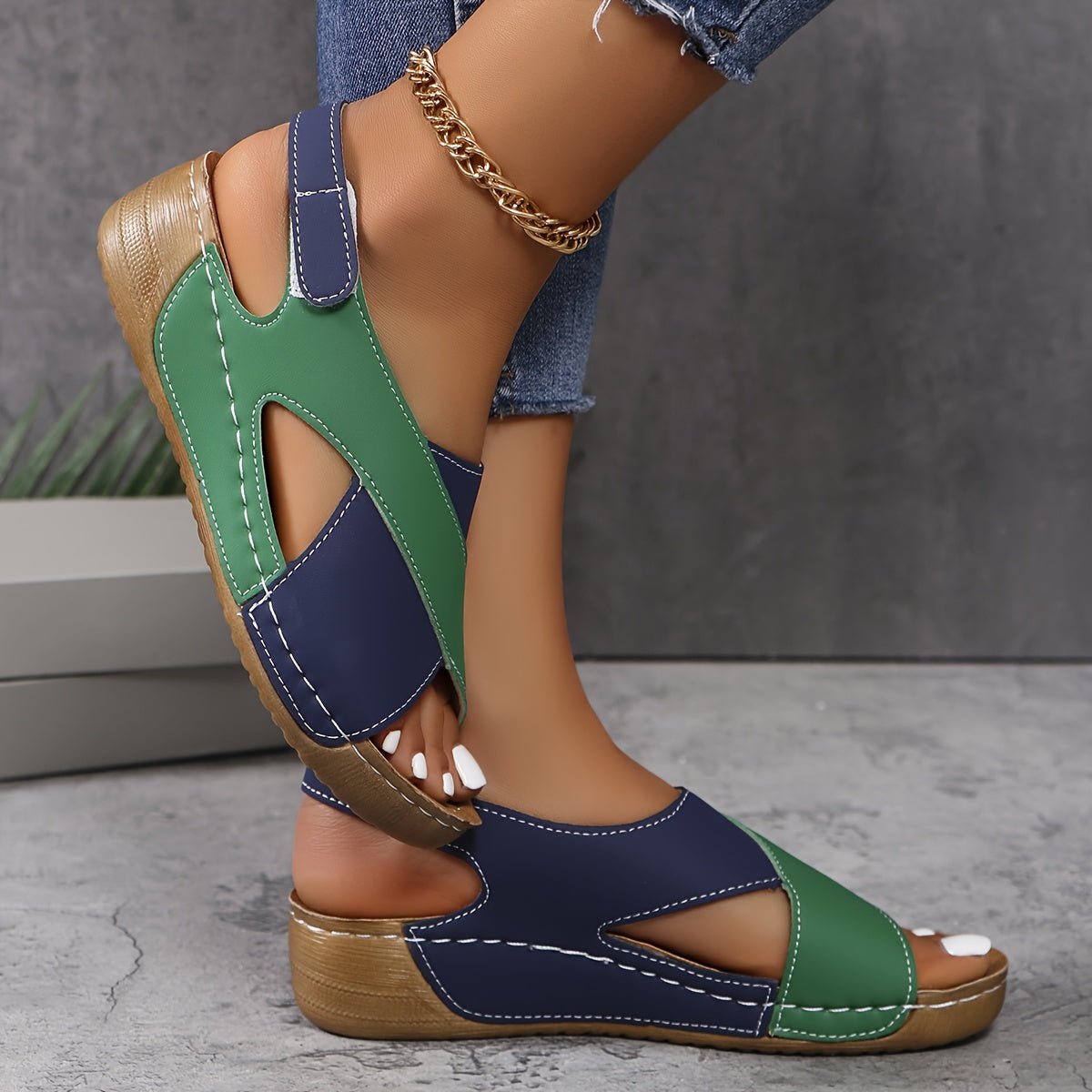 Lightweight Hiking Sandals For Women With Adjustable Straps And Various Sizes