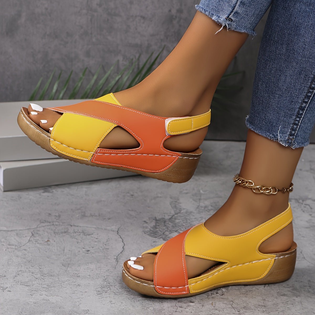 Lightweight Hiking Sandals For Women With Adjustable Straps And Various Sizes