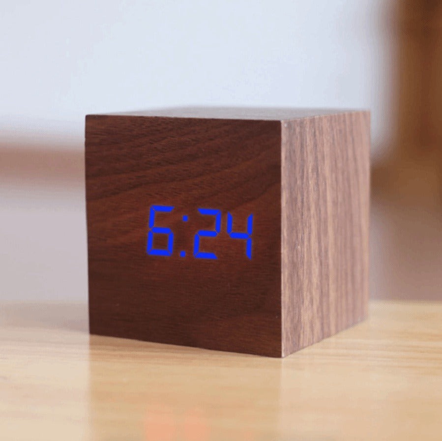 Personalizovaný dřevěný digitální LED budík – stylový doplněk do domácnosti s napájením přes USB/baterie