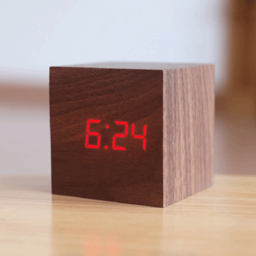 Personalizovaný dřevěný digitální LED budík – stylový doplněk do domácnosti s napájením přes USB/baterie