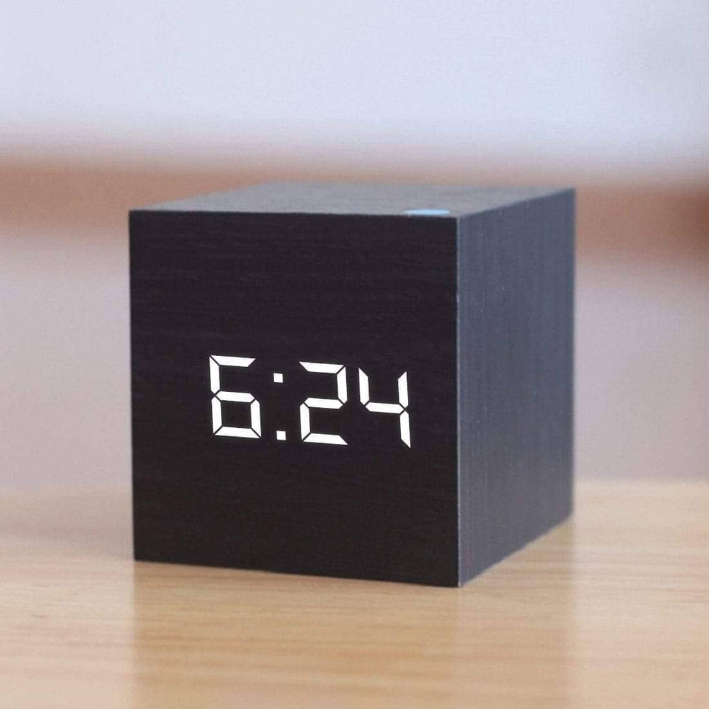 Personalizovaný dřevěný digitální LED budík – stylový doplněk do domácnosti s napájením přes USB/baterie