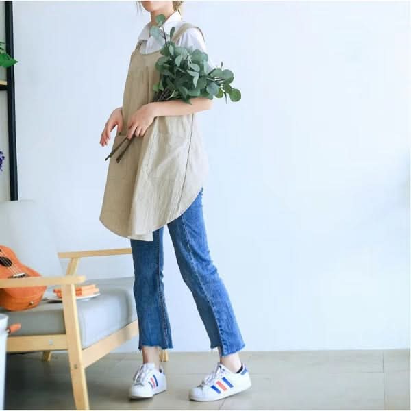 Šaty AuraFrock s kříženými zády a zástěrou pro každodenní kuchyňské a zahradní práce