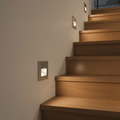 NovaGlow LED vegglampe med bevegelsessensor for sikre trapper og ganger