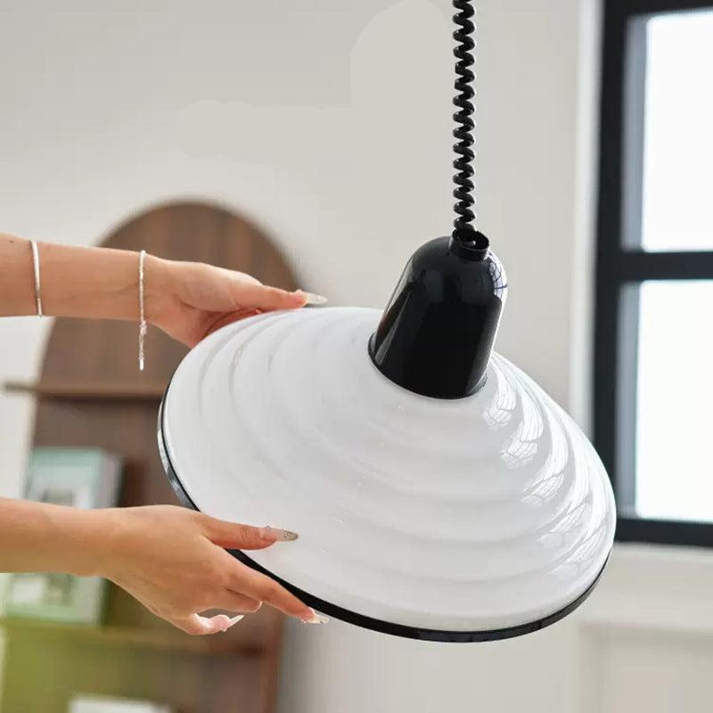Beaumont | Francouzská závěsná lampa s krémovým sklem do jídelny