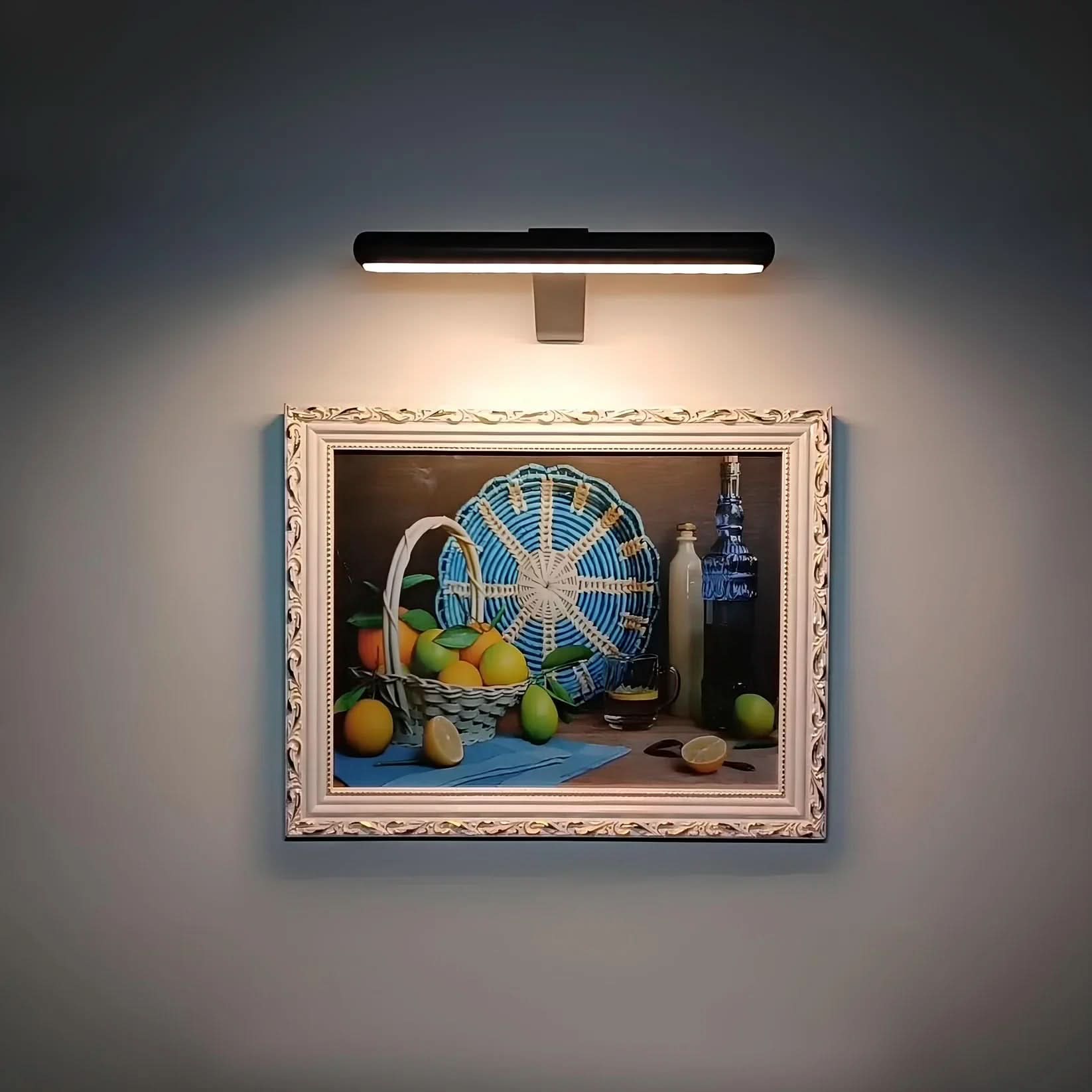 LumaArc trådløs LED vegglampe med roterbart hode for gallerivegger