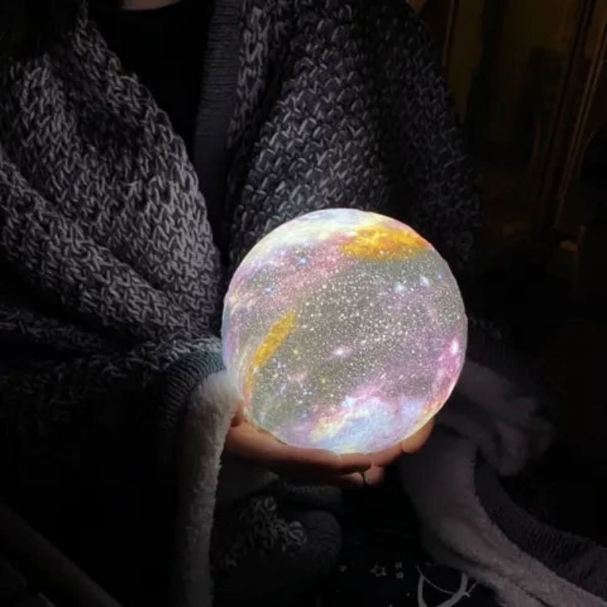 CosmoShine Farverig Månenatlampe med Fjernbetjening