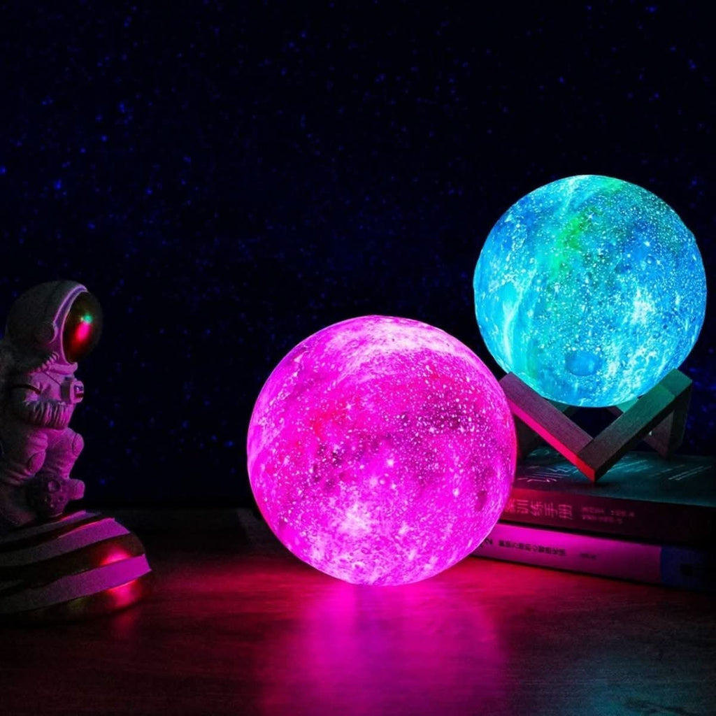 CosmoShine Farverig Månenatlampe med Fjernbetjening