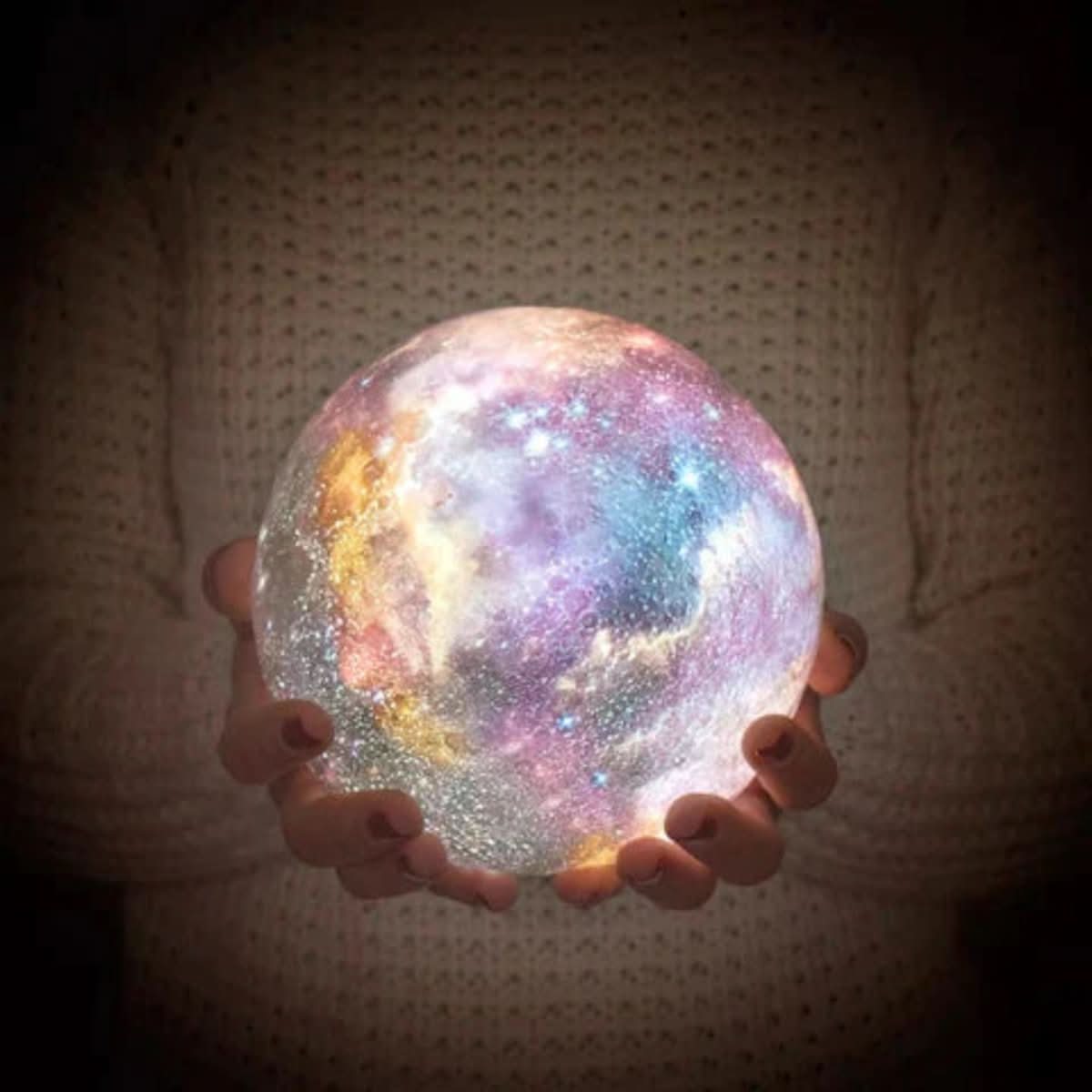 CosmoShine Farverig Månenatlampe med Fjernbetjening