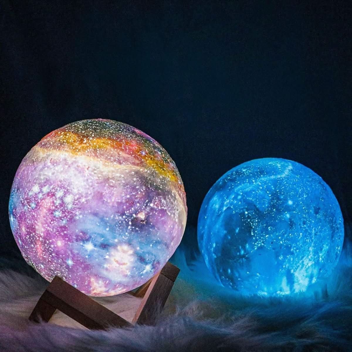 CosmoShine Farverig Månenatlampe med Fjernbetjening