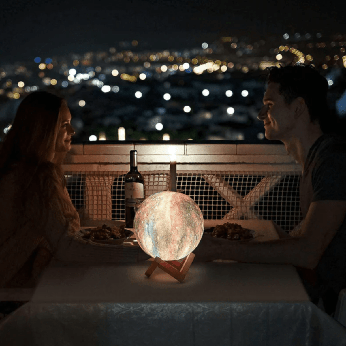 CosmoShine Farverig Månenatlampe med Fjernbetjening