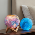 CosmoShine Farverig Månenatlampe med Fjernbetjening