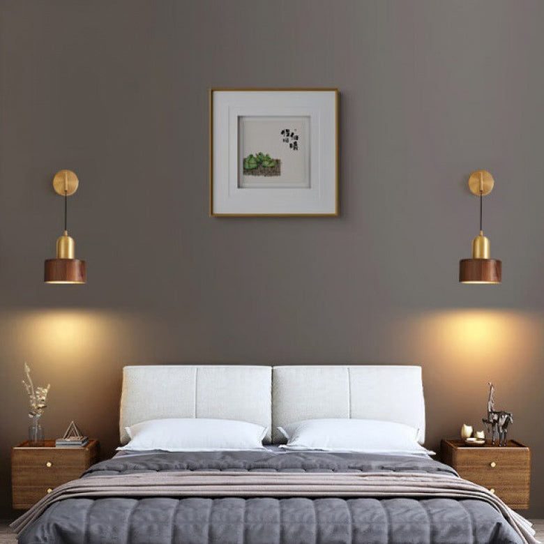 HearthWren Rustikk Tre Vegglampe med Messingfinish