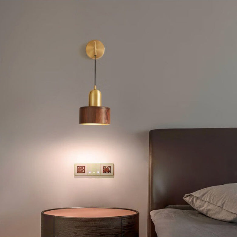 HearthWren Rustikk Tre Vegglampe med Messingfinish