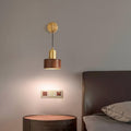 HearthWren Rustikk Tre Vegglampe med Messingfinish