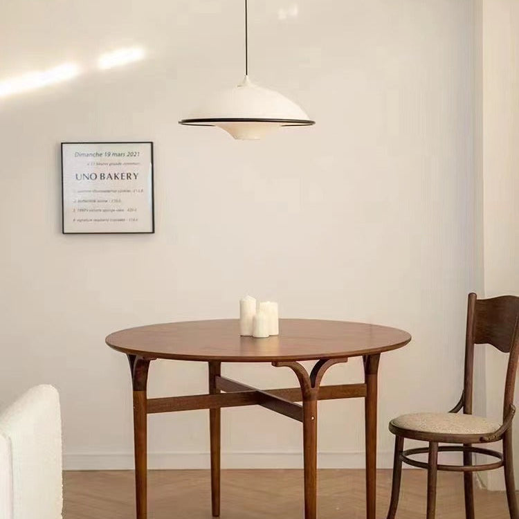 Novara | Minimalistisk UFO pendellampe med svart kant